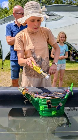 schwimmender Dino mit Solarantrieb_ drei Cousinen gewannen den Pokal in der Kreativklasse