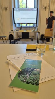 Theorieinput im Bildungszentrum Kloster Irsee durch Kreisfachberater Gartenkultur und Landespfle.jpg