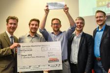 OB Christian Schuchardt überreicht den ersten Würzburger Startup-Preis der Initiative Gründen@Würzburg an das Siegerteam von green spin / Fotohinweis: Thomas Obermeier