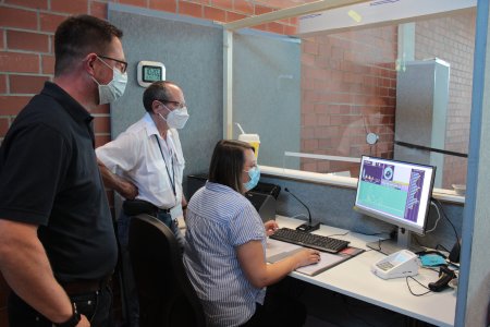 Das Interesse an der Impfung hat merklich nachgelassen, auch an diesem Tag sind nur rund 100 Termine eingebucht, teilt Heidi Schmidt nach einem Blick auf den Monitor dem ärztlichen Leiter des Impfzentrums, Dr. Erich Wranze-Bielefeld, und dem organisatorischen Leiter Michael Jahnel (von rechts) mit. Foto: Sabine Galle-Schäfer/Vogelsbergkreis