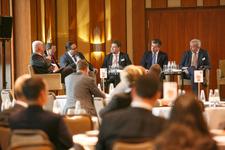 Die Globalisierung der Immobilienmärkte stand im Mittelpunkt der Diskussion mit (vlnr) Charles Kingston, Timothy Horrocks, Dr. Thomas Herr, Karsten Jungk, Jonathan Hull und Douglas Edwards. Fotoquelle: immobilienmanager/Markus Goetzke.