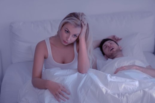 Besorgte_Frau_Partner_schnarcht_bearbeitet.jpg