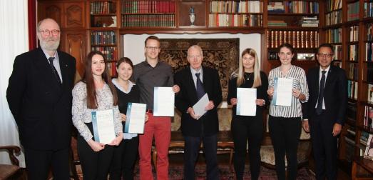 Zwei Teams erhielten für die ausgezeichneten Referate zu aktuellen Themen den Semesterpreis Wirtschaftsethik der Stiftung Haus Wienemann / Foto/Frederik Wigger