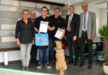 Heike Schwarz, Vorstandsmitglied Hermann Dreher, Pascal und Egon Schwarz mit Labradormischling Nelly, Präsident Harald Herrmann und Hauptgeschäftsführer Dr. Joachim Eisert (v.l.n.r.).