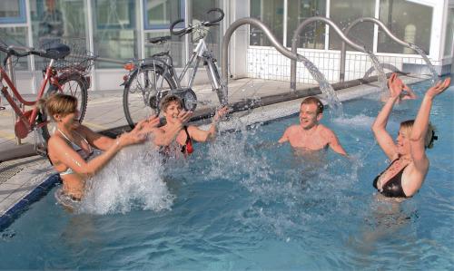 Radfahren und Thermalbaden gehören in Bad Füssing zusammen: die 1100 Teilnehmer der 30. BR-Radltour erwartet in dem niederbayerischen Kurort ein entspannend erholsames Finale in den legendären Thermen / Foto: Kur- & GästeService Bad Füssing