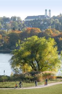 In Ostbayern geplant: eine Fahrrad-Urlaubswelt der Extraklasse. Mehrere nahtlos eingebundene Thementouren erschließen besonders attraktive Urlaubserlebniswelten der flussreichen Kulturlandschaft Altbayerns. Mit dem Vier-Sterne-Prädikat für den Donauradweg (hier im Bild bei Vilshofen) sind die Verantwortlichen des Tourismusverbands Ostbayern diesem Ziel einen entscheidenden Schritt näher gekommen. Foto: obx-news/Tourismusverband Ostbayern