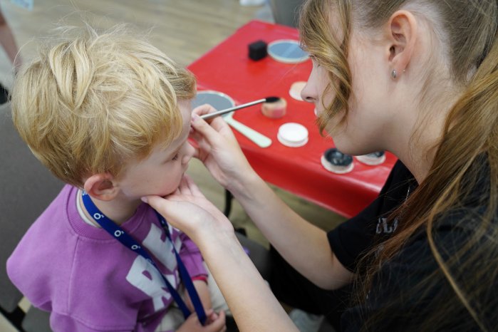 Kinderschminken mit dem Fun Team.jpg