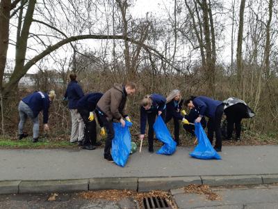 Mitarbeiter sammeln Müll