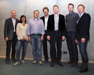 Machen sich gemeinsam für den FLiB und die luftdichte Gebäudehülle stark: Vorstand und Geschäftsführung des Fachverbands Luftdichtheit im Bauwesen e. V. Von links nach rechts der Vorsitzende Wilfried Walther, die Beisitzer Sabine Gülker, Torsten Bolender, Michael Meyer-Olbersleben und Rüdiger Specht, Geschäftsführer Oliver Solcher sowie als stellvertretender Vorsitzender Johannes Lötfering. Nicht im Bild ist Beisitzerin Stefanie Rolfsmeier, die in Abwesenheit wiedergewählt wurde.  Foto: FLiB e.V. Abdruck bei Quellenangabe honorarfrei. Belegexemplar erbeten.