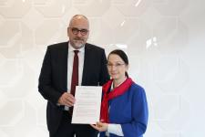 Christiane Ram, Leiterin der Mannheimer Wirtschaftsförderung (rechts), und Jens Brandt, Hauptgeschäftsführer der Handwerkskammer (links), unterzeichneten die Kooperationsvereinbarung / Copyright: Handwerkskammer Mannheim RNO