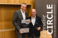 „kfz-betrieb“-Chefredakteur Wolfgang Michel (li.) überreicht an Wolfgang Herrmann den Executive Circle Award