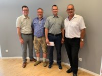 Sebastian Sauber wird für sein 25-jähriges Firmenjubiläum bei der BKK ProVita geehrt. (v.l.n.r. Michael Alt, Leiter des Kompetenzzentrums Ingolstadt der BKK ProVita, Personalratsvorsitzender Ulrich Bachl, Sebastian Sauber und Vorstandsvorsitzender Walter Redl)