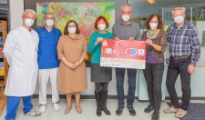 (v.l.n.r.) Prof. Dr. Julian Widder, Dr. Alfred Leipold, Admira Knoll, Helen Lempart, Ludger Ljucovic, Iris Malchow, Peter Knoll bei der Spendenübergabe der Aktion „Laufen mit Herz“