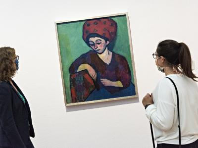 Besucherinnen in der Ausstellung "Lebensmenschen" (Foto: Museum Wiesbaden / Bernd Fickert)