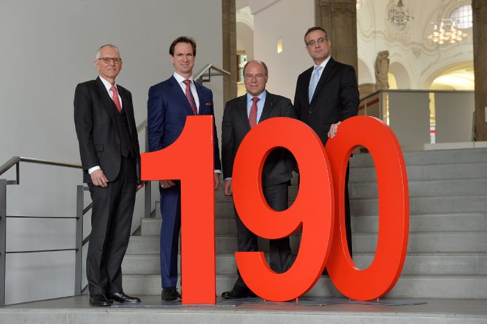 Der Vorstand der Sparkasse Bremen präsentiert  das vorl.Ergebnis des Jubiläumsjahrs 2015 co.jpg