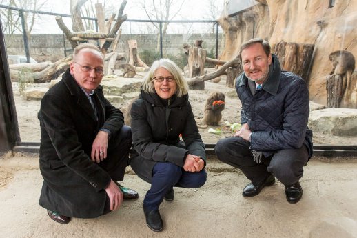 Thomas Zioko, Dr. Margaretha Suhof, Dr. Andreas Knieriem (v.l.) am Affenhaus_Tierpark Berlin.jpg