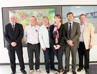 v.l.n.r: Dr. Wolfgang Kern, Florian Gottwald, Gudrun Schütte, Saskia Heilmann, Dieter Hollenbach, Anton Stüber (Bild: Städtisches Klinikum Karlsruhe, P. Geiger)