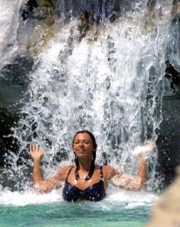 Ein neues Thermenerlebnis in Bad Füssing: Die Salz-Thermalwasser-Felsenlagune. Der hohe Salzgehalt des Wassers beschert ein nahezu schwereloses Badevergnügen und Mittelmeer-Feeling. Der Fels-Wasserfall belebt die Haut mit 37 Grad warmem Salz-Thermalwasser. Foto: obx-news/Kur- & GästeService Bad Füssing