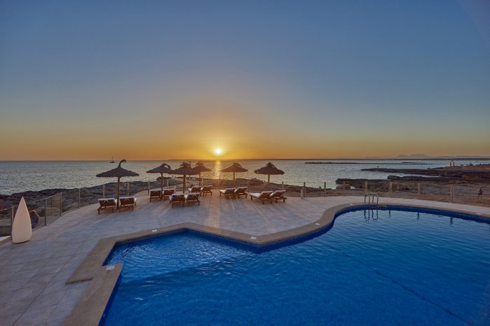 universal-hotel-cabo-blanco-pool-sunset-3_©Universal Beach Hotels.jpg