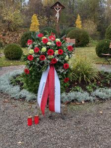 Kranz der Marktgemeinde Irsee zu Ihren der Opfer der Patiententötungen / Fotos (privat)