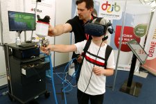 Nicht nur beim Eltern-Kind-Parcours kann man am Tag der Ausbildung in der Halle des Handwerks auf dem Mannheimer Maimarkt viele Berufe ausprobieren. Etliche Stände bieten Mitmach-Aktionen an und machen Handwerk buchstäblich „begreifbar“