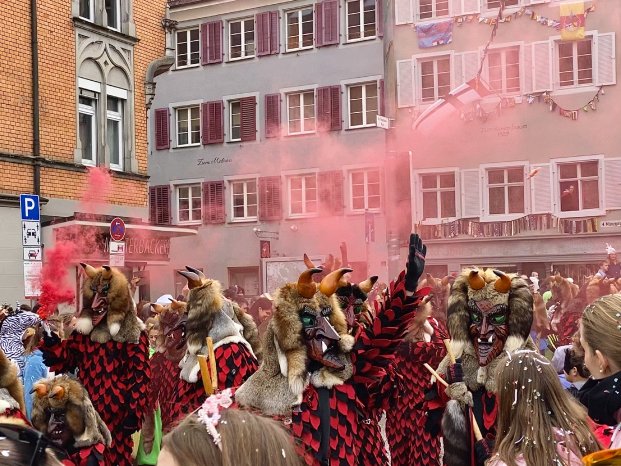 Konstanz-Stephansplatz-Fasnacht-Umzug-Rauch-Konstanzer-Teufel-03_Copyright_MTK-Joy-Abdulaho.gif