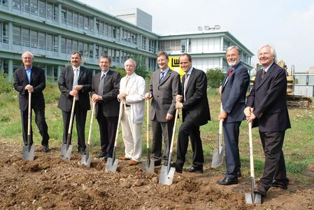 Beim ersten Spatenstich für das 7-Tesla-MRT packten tatkräftig mit an (v.l.n.r.): Prof. Dr. Eike Martin, ehemaliger Vorstandsvorsitzender des Universitätsklinikums Heidelberg, Dr. Josef Puchta, Administrativ-kaufmännischer Vorstand des DKFZ, Franz Schmitt