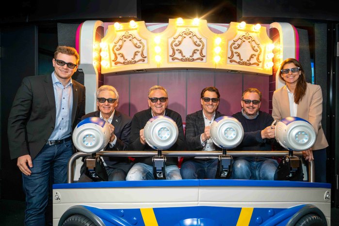 web_Die Inhaber-Familie Mack bei der Erstfahrt mit der neuen, interaktiven 3D-Familienattra.jpg