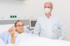 Patient Joachim K. und Prof. Dr. Julian Widder auf Station einen Tag nach dem Eingriff