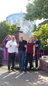 Katharina Holderberg begleitet die Ome Joop´s Tour 2019
(Von links: Leon Westerhof (Messe Kalkar), Peter Holderberg (Stadt Kalkar) , Katharina Holderberg (Universität Köln), Han Groot Obbink (Wunderland Kalkar/Messe Kalkar))