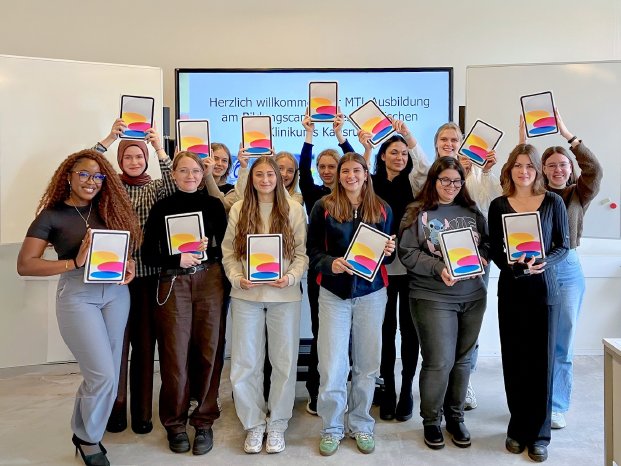 MTL-Azubis mit ihren neuen iPads.jpg