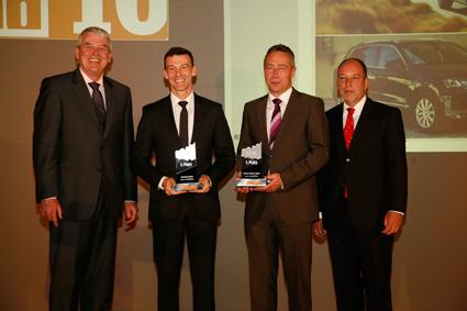 Dr. Rainer Landwehr (Goodyear Dunlop Tires Germany GmbH, l.) und Bernhard Weinbacher (Auto Bild allrad, rechts) überreichten den Goodyear Innovation Award 2010 an Werner Eichhorn (VW, 2.v.l.) und Klaus-Gerhard Wolpert (Porsche, 2.v.r)