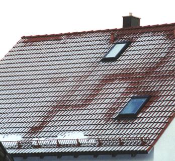 Deutlich zeichnet sich hier der Grundriss der Dachwohnung ab. Ein Zeichen für – durchaus vermeidbare – Wärmebrücken im Dämmbereich.