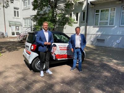 Florian Jentsch (li.) wird vom stv. Landesinnungsmeister Michael Braunwarth (re.) im Namen des Vorstands an seinem ersten Arbeitstag in der Geschäftsstelle des Landesinnungsverbandes in Karlsruhe begrüßt.