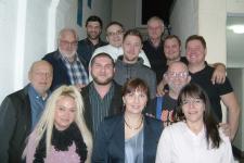 Die Teilnehmer der Umschulung zum Feinwerkmechaniker und ihre Ausbilder