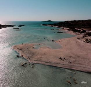 Die markante Farbe des "Pink Beach" rührt von Tausenden zerbrochener Muscheln her. / Foto: Nicolas Anastasakis
