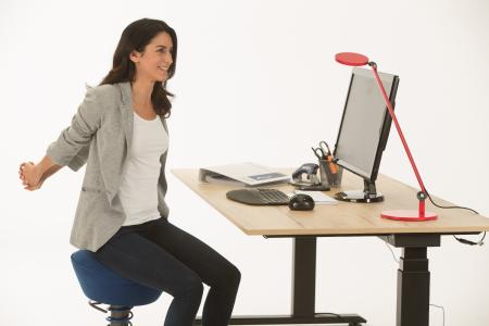 Kleine Bewegungspausen im Büro tun dem Rücken gut. Bild: AGR e. V.