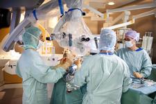 Heilung in Hannover: Das INI bietet optimale Behandlung für Hirntumorpatienten. Prof. Amir Samii (links) arbeitet mit hoch spezialisierten Ärzten. 