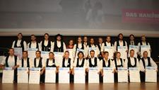 Die Jungmeister im Zimmerer-Handwerk präsentieren ihre Meisterbriefe. Vierzehn Berufe waren bei der Meisterfeier 2013 vertreten (Foto: Handwerkskammer)