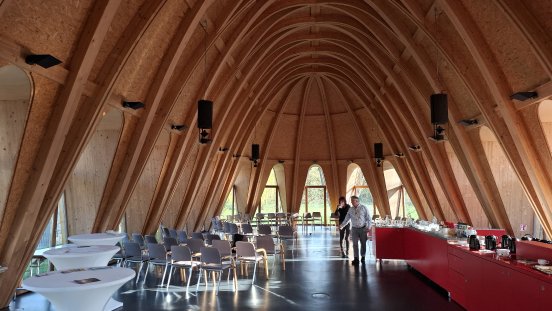 Interessierte in der Maloca_Jörg Schuster.jpg