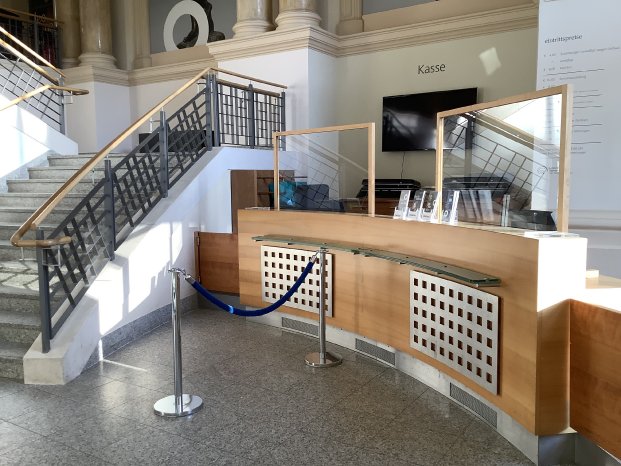 Kassenbereich mit installiertem Schutzbereich (c) Landesmuseum Hannover.jpg