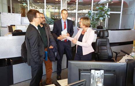 v.l.: VAG Vorstand Stephan Bartosch, Stadtrat Timothy Simms, VAG Vorstand Oliver Benz und Ministerin Edith Sitzmann beim Gespräch in der Betriebsleitsstelle
