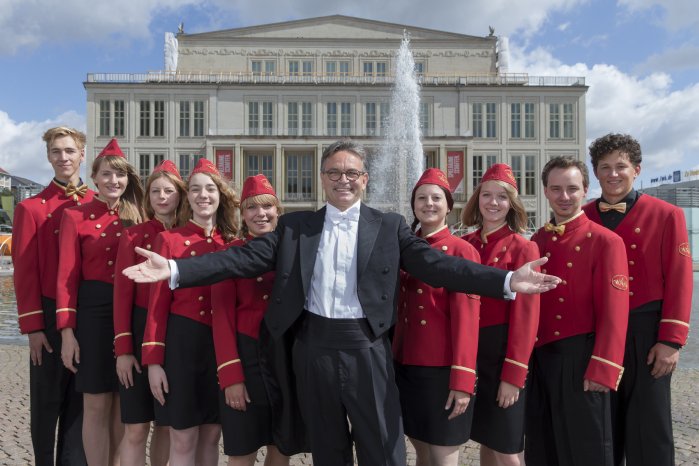 Oper_im_Spiegelzelt_September_und_Oktober_15_Promofoto_Ulf_Schirmer_und_Personal_Tom_Schulz.jpg