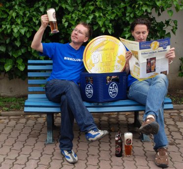 Matthias und Frank haben ein schönes Hobby, sie testen Bierspezialitäten.JPG