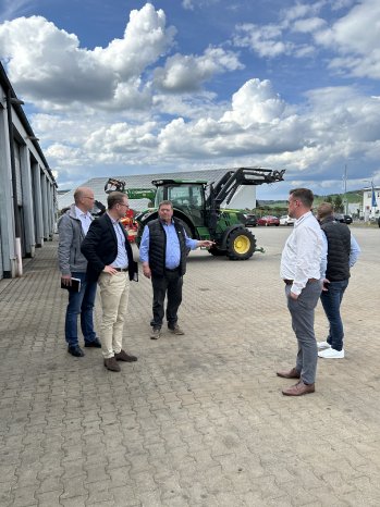 Gruppe_vor Werkstatt.jpg