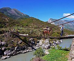 Albanien, Hängebrücke auf dem Weg nach Korca