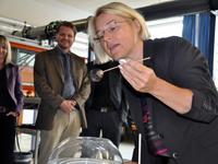 Ministerin bei einem Mitmachexperiment des JuniorCampus / Foto: Pressestelle FH Lübeck