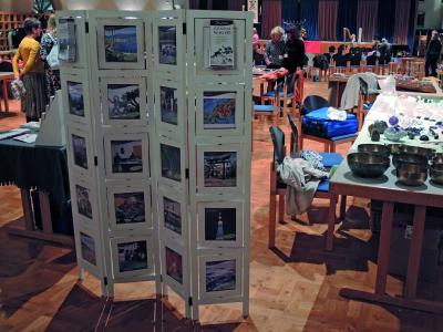 Fertig umgebaut, mit Ausdrucken und Flyern bestückt, sind die platzsparend zusammenklappbaren Präsentationsmodule eine immer wieder aktualisierbare Lösung.