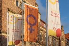  Die Fahne vor dem Klinikum Karlsruhe. / Bildquelle: Markus Kümmerle, Städtisches Klinikum Karlsruhe