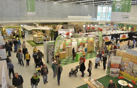 Publikumsmagnet ökovitaplus: Mit mehr als 10.000 Besuchern rechnen die Veranstalter auch bei der 2. ökovitaplus. Hier ein Blick in die gut besuchte Straubinger Messehalle während der 1. ökovitaplus im vergangenen Jahr. Foto: Fotowerbung Bernhard